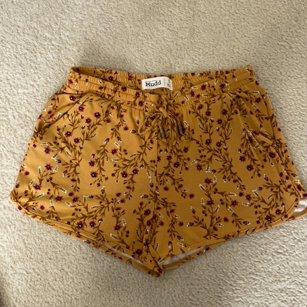 Mudd / mustard yellow floral shorts 🩳